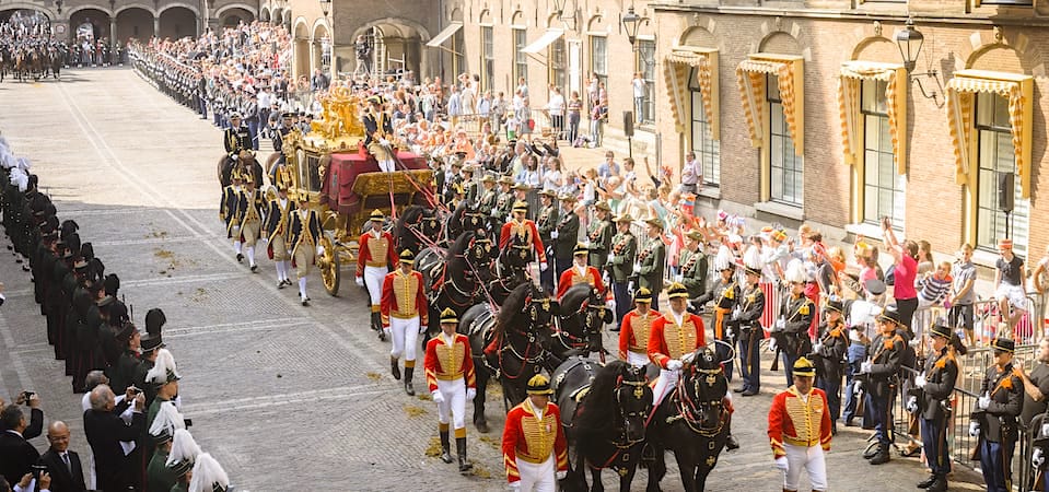 Minister-president Rutte, Den Haag, dinsdag 16 september- prinsjesdag 2014, gouden koets verlaat het binnenhof, CC BY 2.0, https://commons.wikimedia.org/w/index.php?curid=35438337